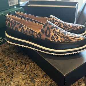 Naturalizer leather slip on shoes worn once